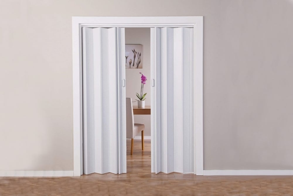 Puerta plegable de PVC blanco de interior con asa para ahorrar espacio Monica 